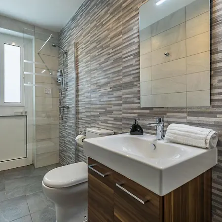 Brand New With Terrace St Julians - Sleeps 4 San Ġiljan